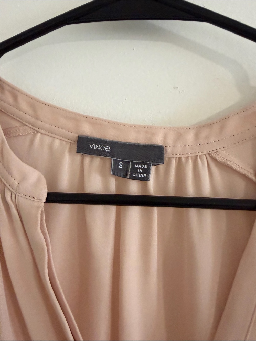 Vince Soft Blush Split-Neck Short Sleeve Blouse Small 100% SILK - Picture 3 of 5